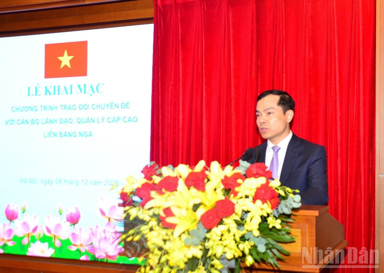 El profesor asociado doctor Nguyen Manh Hung, subdirector de la Academia Nacional de Política Ho Chi Minh y vicepresidente del Consejo Teórico Central, habla en el evento.