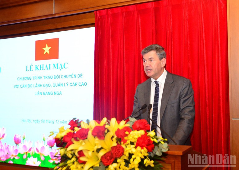 El director de la Academia de Administración Pública y Economía Nacional de Rusia, Alexey Komissarov, interviene en la ceremonia inaugural. (Foto: Pham Cuong)