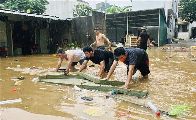 La gente comienza a limpiar sus casas tras la inundación en el barrio de Ha Giang 1 (Tuyen Quang). (Foto: VNA) La gente comienza a limpiar sus casas tras la inundación en el barrio de Ha Giang 1 (Tuyen Quang). (Foto: VNA)