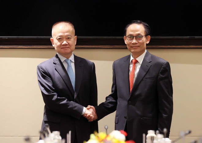 El ministro de Relaciones Exteriores de Vietnam, Le Hoai Trung, y Liu Haixing, director del Departamento Internacional del Comité Central del Partido Comunista de China. (Fuente: VNA)