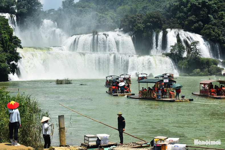 Los visitantes navegan en botes de bambú a lo largo del río de Quay Son para admirar la majestuosa belleza de la cascada desde una perspectiva cercana y poética. Los visitantes navegan en botes de bambú a lo largo del río de Quay Son para admirar la majestuosa belleza de la cascada desde una perspectiva cercana y poética.