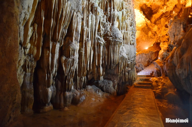 Un largo corredor de piedra conduce a los visitantes a través de espacios frescos y silenciosos. Un largo corredor de piedra conduce a los visitantes a través de espacios frescos y silenciosos.