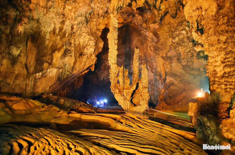 En el centro de la cueva se yergue una gigantesca estalagmita que se alza como un símbolo singular y misterioso. En el centro de la cueva se yergue una gigantesca estalagmita que se alza como un símbolo singular y misterioso.