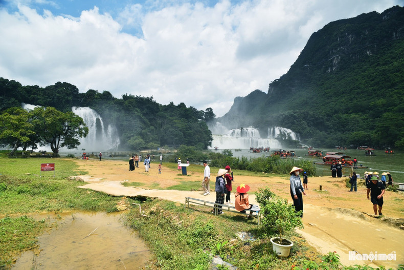 La cascada de Ban Gioc ha sido incluida entre las más bellas del Sudeste Asiático y las cuatro más grandes del mundo. La cascada de Ban Gioc ha sido incluida entre las más bellas del Sudeste Asiático y las cuatro más grandes del mundo.