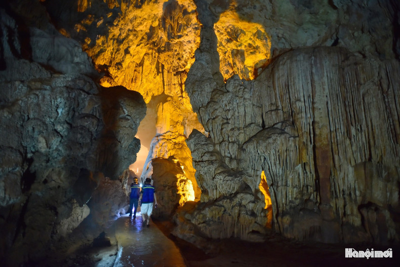 La cueva de Nguom Ngao, escondida al pie de la montaña, parece una puerta hacia un mundo legendario en el corazón del karst. La cueva de Nguom Ngao, escondida al pie de la montaña, parece una puerta hacia un mundo legendario en el corazón del karst.