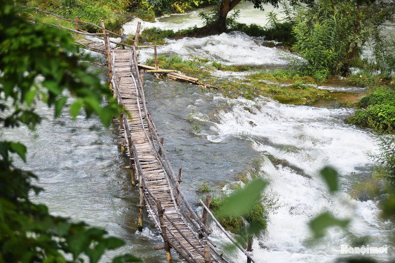 El agua cristalina cae suavemente por escalones de roca cubiertos de musgo. El agua cristalina cae suavemente por escalones de roca cubiertos de musgo.