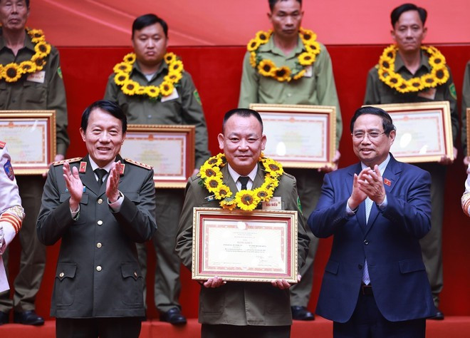 El primer ministro de Vietnam, Pham Minh Chinh, entrega certificados de mérito a colectivos e individuos destacados (Foto: VNA)