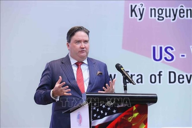 El embajador de Estados Unidos en Vietnam, Marc E. Knapper, interviene en la conferencia. Foto: VNA