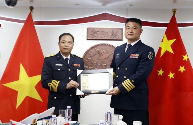 El coronel Do Minh entrega un obsequio al coronel Han Feng.