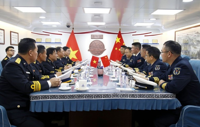 Los comandantes de ambas unidades navales sostienen una reunión de cortesía a bordo del buque 568 de la Armada china.