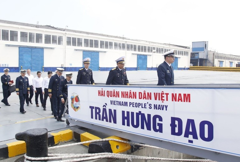 Los líderes de la base naval de Guangzhou visitan el buque 015-Tran Hung Dao.