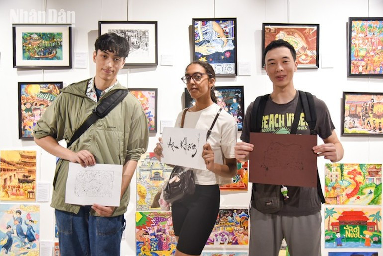 Amigos franceses exploran la cultura vietnamita. Amigos franceses exploran la cultura vietnamita.