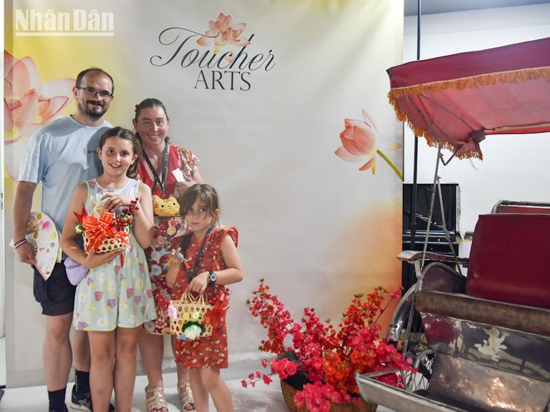 Una familia francesa visita el evento. Una familia francesa visita el evento.