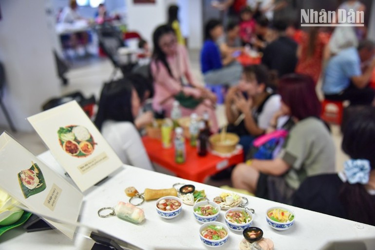 Un stand de gastronomía vietnamita atrae a muchos visitantes. Un stand de gastronomía vietnamita atrae a muchos visitantes.