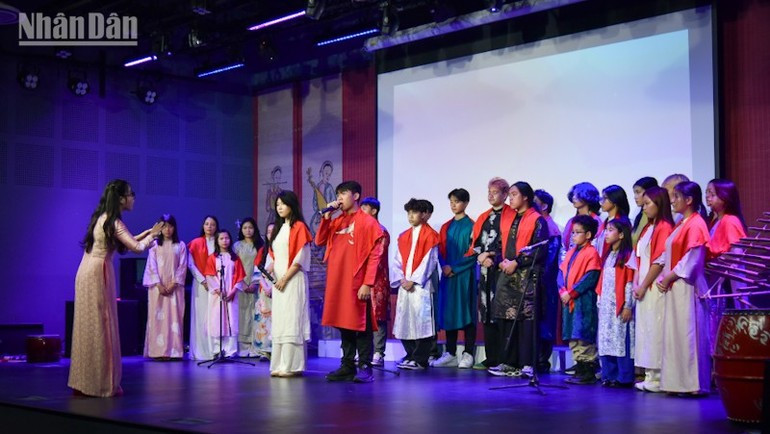 El programa artístico "Vietnam brillante" muestra tanto la tradición como la modernidad del país, representadas por jóvenes. El programa artístico "Vietnam brillante" muestra tanto la tradición como la modernidad del país, representadas por jóvenes.