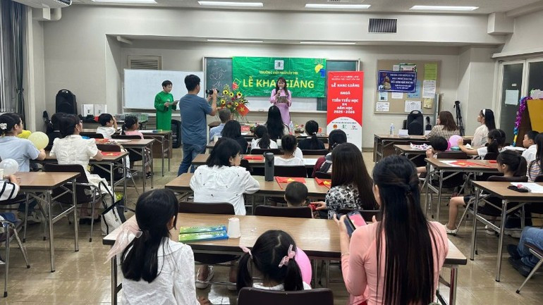 La presidenta de la Asociación General de Vietnamitas en Kansai y fundadora de la Escuela de Idioma Vietnamita Cay Tre, Le Thuong, habla en la cita. La presidenta de la Asociación General de Vietnamitas en Kansai y fundadora de la Escuela de Idioma Vietnamita Cay Tre, Le Thuong, habla en la cita.