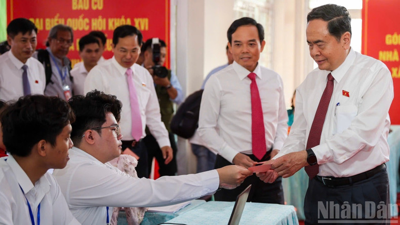 El presidente del Parlamento de Vietnam, Tran Thanh Man, participa en la votación de las elecciones legislativas en Ciudad Ho Chi Minh.