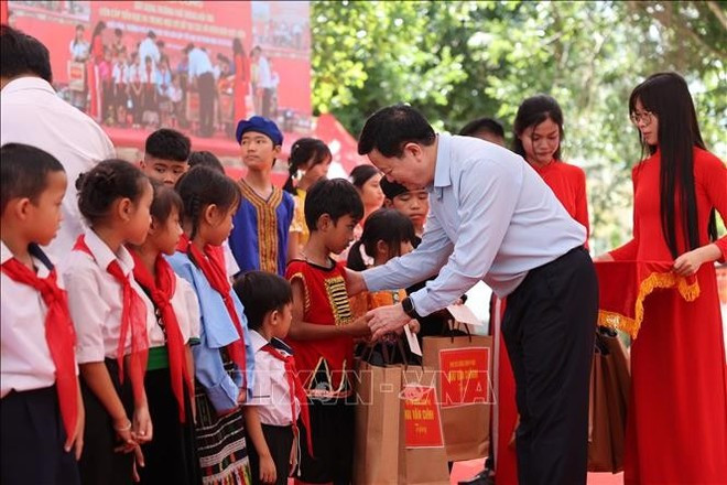 El viceprimer ministro Mai Van Chinh entrega regalos a alumnos de minorías étnicas en la comuna fronteriza de Ia Rve. (Fuente: VNA)