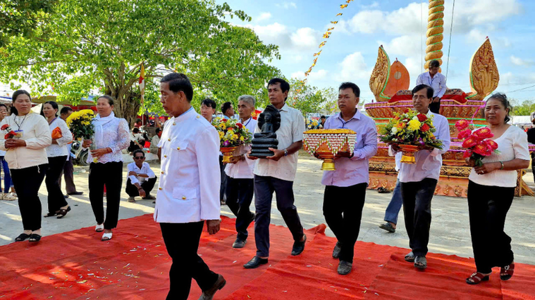 Pueblo Jemer celebra el Festival Chroi Rum Chek con un pedido de paz para el país, prosperidad para el pueblo y clima favorable.