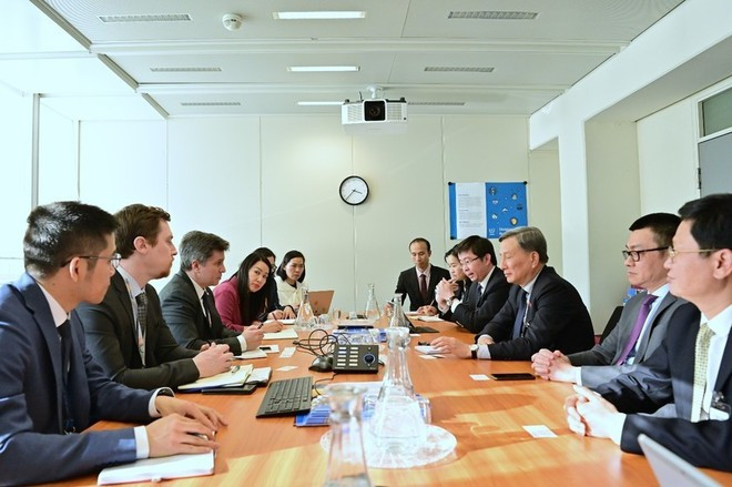 En una reunión entre representantes del Gobierno vietnamita con el OEIA (Fuente: VNA) En una reunión entre representantes del Gobierno vietnamita con el OEIA (Fuente: VNA)