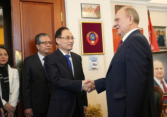 El enviado especial del secretario general del Partido Comunista de Vietnam (PCV), To Lam, miembro del Buró Político y ministro de Relaciones Exteriores, Le Hoai Trung, en encuentro con el presidente del Partido Comunista de Rusia, Gennady Zyuganov