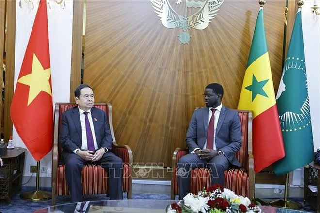 El titular de la Asamblea Nacional de Vietnam, Tran Thanh Man, se reúne con el presidente de Senegal, Bassirou Diomaye Faye. (Fuente: VNA) El titular de la Asamblea Nacional de Vietnam, Tran Thanh Man, se reúne con el presidente de Senegal, Bassirou Diomaye Faye. (Fuente: VNA)