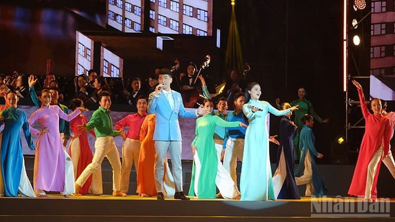 Las obras incluidas en el programa exaltan al glorioso Partido Comunista de Vietnam, al gran Presidente Ho Chi Minh y a la Patria.