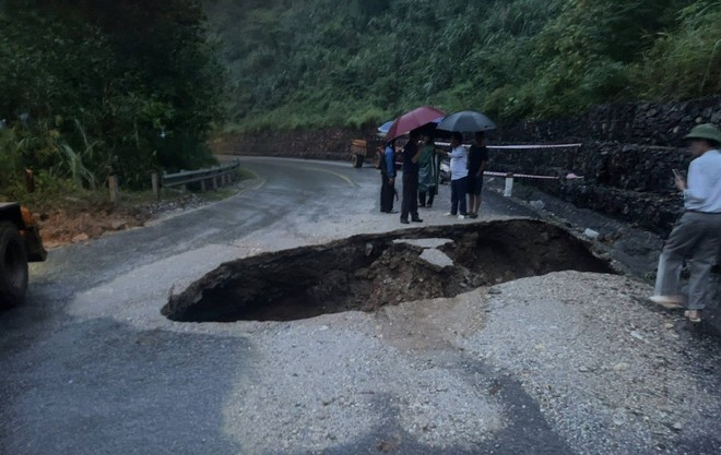 Un socavón en la provincia de Thai Nguyen cubre una superficie estimada de unos 50 metros cuadrados y tiene entre 8 y 10 metros de profundidad, dejando solo 1,5 metros de carretera intactos. Las lluvias torrenciales han dañado la infraestructura de transporte local. (Foto: VNA) Un socavón en la provincia de Thai Nguyen cubre una superficie estimada de unos 50 metros cuadrados y tiene entre 8 y 10 metros de profundidad, dejando solo 1,5 metros de carretera intactos. Las lluvias torrenciales han dañado la infraestructura de transporte local. (Foto: VNA)