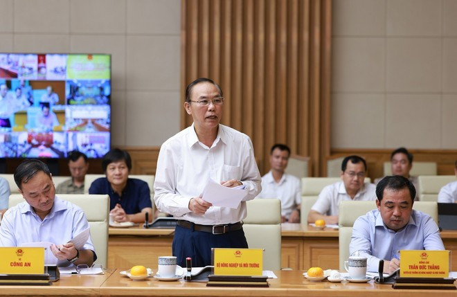 Phung Duc Tien, viceministro de Agricultura y Medio Ambiente, informa sobre el manejo de las violaciones en la explotación de productos del mar. (Foto: VNA)