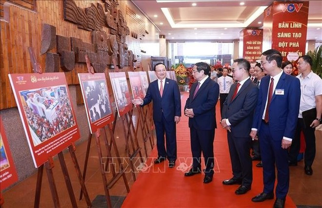 El primer ministro Pham Minh Chinh visita una exposición fotográfica sobre los 80 años de historia de la fundación y desarrollo de la VOV (Foto: VNA) El primer ministro Pham Minh Chinh visita una exposición fotográfica sobre los 80 años de historia de la fundación y desarrollo de la VOV (Foto: VNA)
