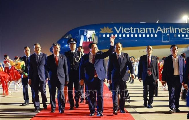 El primer ministro Pham Minh Chinh llega al aeropuerto internacional de Tianjin-Binhai, iniciando su visita de trabajo para asistir a la Cumbre de la Organización de Cooperación de Shanghái (OCS) 2025 y realizar actividades en China. (Fuente: VNA) El primer ministro Pham Minh Chinh llega al aeropuerto internacional de Tianjin-Binhai, iniciando su visita de trabajo para asistir a la Cumbre de la Organización de Cooperación de Shanghái (OCS) 2025 y realizar actividades en China. (Fuente: VNA)