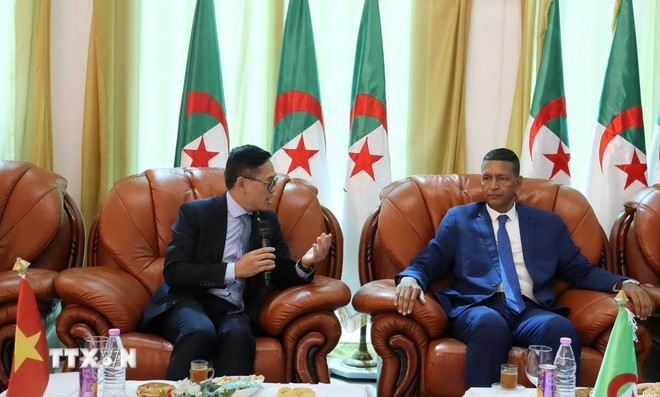 El embajador vietnamita en Argelia, Tran Quoc Khanh, se reunió con el gobernador de Batna, Mohamed Benmalek. (Fuente: VNA) El embajador vietnamita en Argelia, Tran Quoc Khanh, se reunió con el gobernador de Batna, Mohamed Benmalek. (Fuente: VNA)