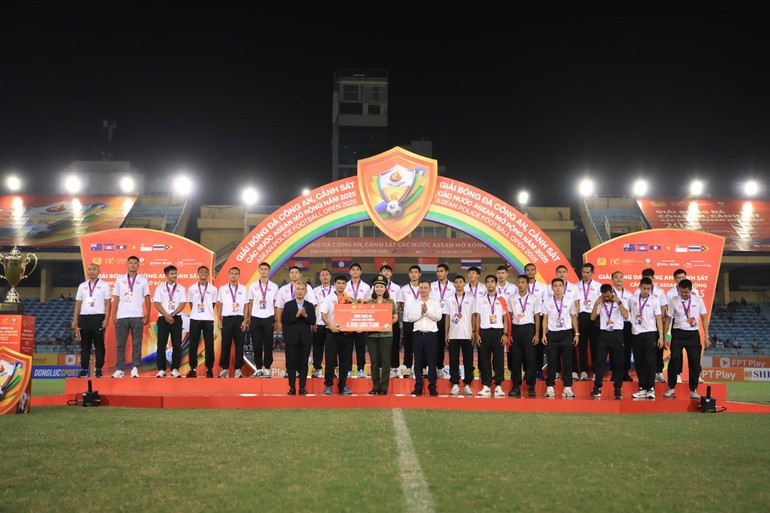 El equipo de Tailandia gana el tercer premio. El equipo de Tailandia gana el tercer premio.