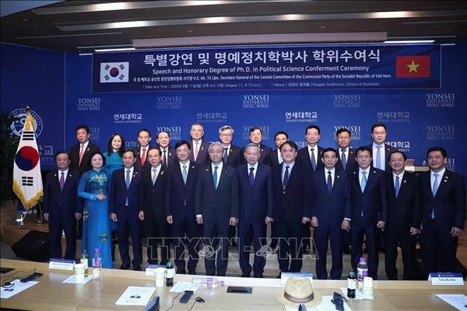 El secretario general To Lam y miembros de la delegación vietnamita con la Junta Directiva de la Universidad de Yonsei. Foto: VNA El secretario general To Lam y miembros de la delegación vietnamita con la Junta Directiva de la Universidad de Yonsei. Foto: VNA