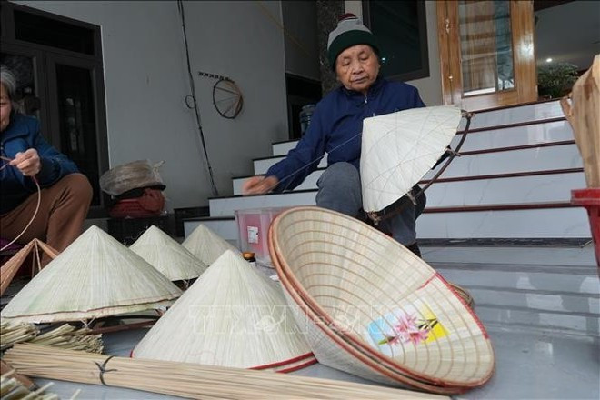 Nguyen Thi Tinh (70 años), residente en la comuna de Cam Khe, ha estado fabricando sombreros cónicos durante casi 60 años. (Fuente: VNA)