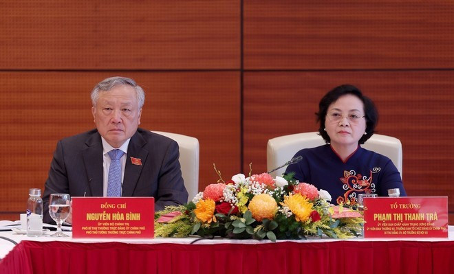 El viceprimer ministro Nguyen Hoa Binh (izquierda) participa en la cita (Foto: VNA) El viceprimer ministro Nguyen Hoa Binh (izquierda) participa en la cita (Foto: VNA)