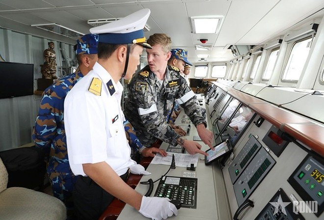 Guían al buque 016-Quang Trung hasta su atraque en la Base Naval de Coonawarra. (Fuente:https://www.qdnd.vn/)