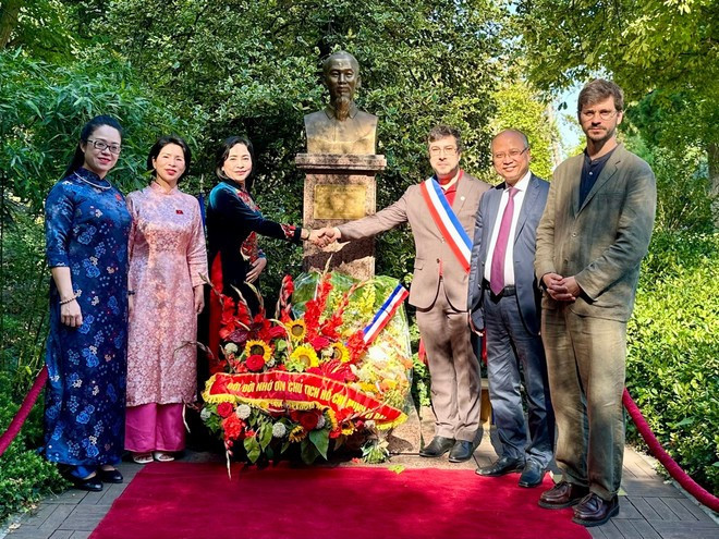Los delegados toman fotos de recuerdo frente a la estatua del Tío Ho en el parque Montreau. (Fuente: VNA) Los delegados toman fotos de recuerdo frente a la estatua del Tío Ho en el parque Montreau. (Fuente: VNA)