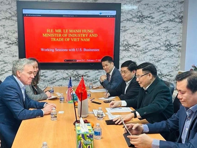 El ministro interino de Industria y Comercio de Vietnam, Le Manh Hung, se reúne con Juan Ignacio Rubiolo, director ejecutivo de la empresa estadounidense AES Corporation. (Fuente: Ministerio de Industria y Comercio de Vietnam)