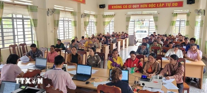 Mujeres de minorías étnicas en la provincia de Gia Lai tienen acceso a capital crediticio para políticas sociales a través de la Unión de Mujeres, lo que genera empleos, mejora sus vidas y reduce el hambre y la pobreza en este grupo de la provincia. (Foto:VNA) Mujeres de minorías étnicas en la provincia de Gia Lai tienen acceso a capital crediticio para políticas sociales a través de la Unión de Mujeres, lo que genera empleos, mejora sus vidas y reduce el hambre y la pobreza en este grupo de la provincia. (Foto:VNA)