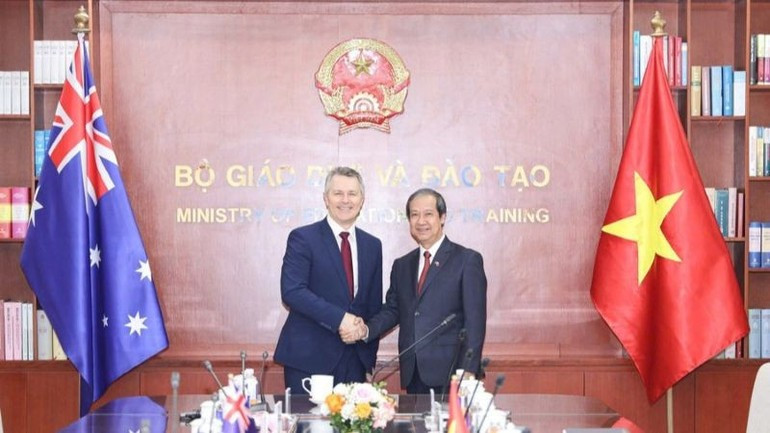 El ministro de Educación y Formación de Vietnam, Nguyen Kim Son, recibe al titular de Educación de Australia, Jason Clare.