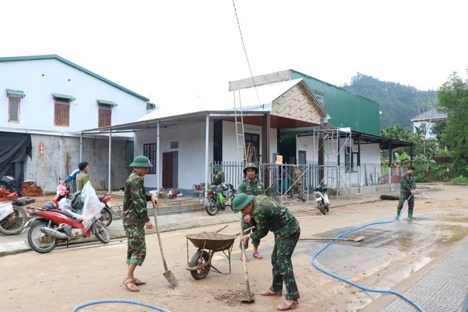 Los soldados limpian las vías para que las personas puedan mudarse a sus nuevos hogares lo antes posible. (Foto: VNA)