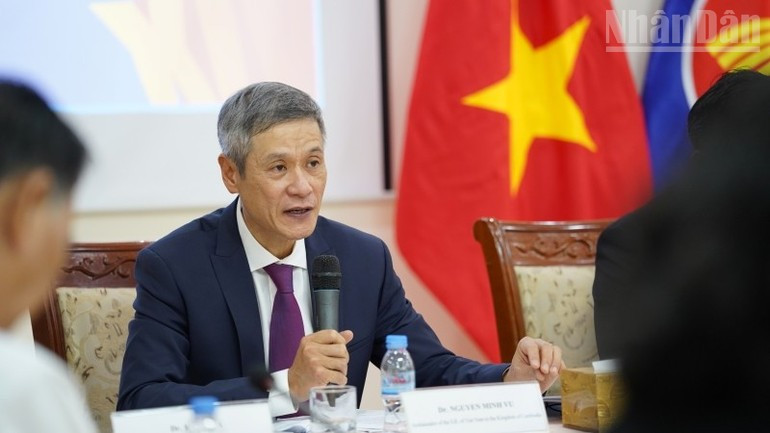 El embajador vietnamita en Camboya, Nguyen Minh Vu, interviene en el simposio.