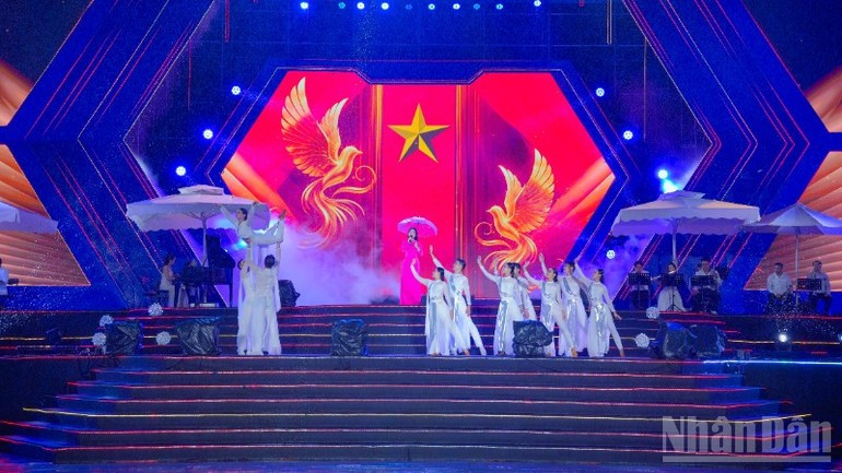Da Nang celebra programa artístico en saludo a la Asamblea del Partido ảnh 1 Da Nang celebra programa artístico en saludo a la Asamblea del Partido ảnh 1