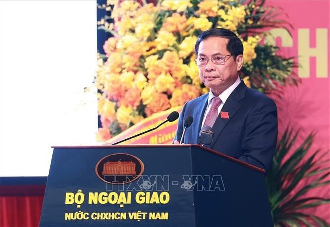 El viceprimer ministro y canciller Bui Thanh Son, secretario del Comité partidista del Ministerio de Relaciones Exteriores, en la cita. (Foto: VNA) El viceprimer ministro y canciller Bui Thanh Son, secretario del Comité partidista del Ministerio de Relaciones Exteriores, en la cita. (Foto: VNA)
