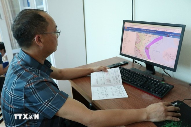 Verificación de los datos de los barcos pesqueros en el sistema de monitoreo. (Foto: VNA) Verificación de los datos de los barcos pesqueros en el sistema de monitoreo. (Foto: VNA)