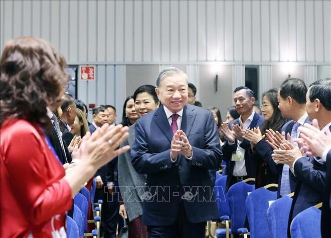 El secretario general del Partido Comunista de Vietnam, To Lam, sostiene un encuentro con funcionarios de las embajadas vietnamitas y representantes de la comunidad vietnamita residente en los países nórdicos de Finlandia, Dinamarca, Suecia y Noruega. (Foto: VNA) El secretario general del Partido Comunista de Vietnam, To Lam, sostiene un encuentro con funcionarios de las embajadas vietnamitas y representantes de la comunidad vietnamita residente en los países nórdicos de Finlandia, Dinamarca, Suecia y Noruega. (Foto: VNA)