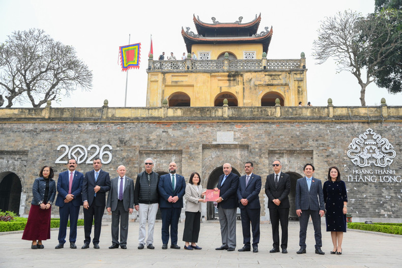 El dirigente parlamentario jordano y su comitiva visitan la Zona Central de la Ciudadela Imperial de Thang Long.