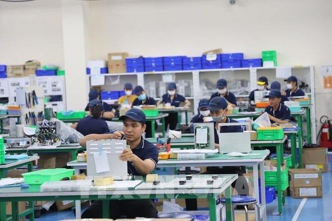 Línea de ensamblaje de robots de transporte de obleas en la industria de semiconductores. (Foto: VNA)