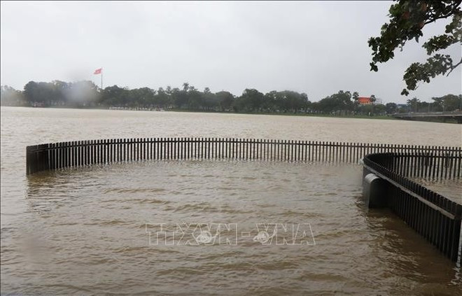 El puente peatonal a lo largo de la orilla sur del río Huong (Perfume) en la ciudad de Hue se inundó debido a que los niveles de inundación superaron el nivel de alerta 1 en la mañana del 22 de octubre. Foto: VNA El puente peatonal a lo largo de la orilla sur del río Huong (Perfume) en la ciudad de Hue se inundó debido a que los niveles de inundación superaron el nivel de alerta 1 en la mañana del 22 de octubre. Foto: VNA